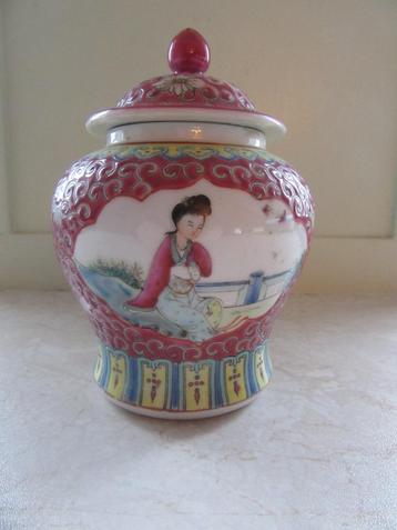 Jiangxi Jingdezhen Min Ci dekselpot Famille Rose porselein beschikbaar voor biedingen