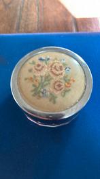 Geborduurd pillendoosje glas retro vintage, Ophalen of Verzenden, 2 euro