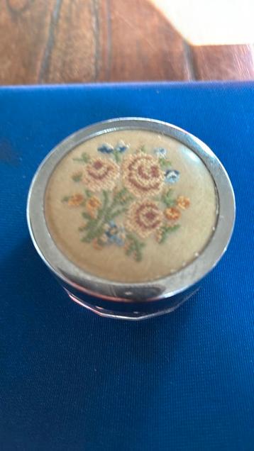 Geborduurd pillendoosje glas retro vintage beschikbaar voor biedingen