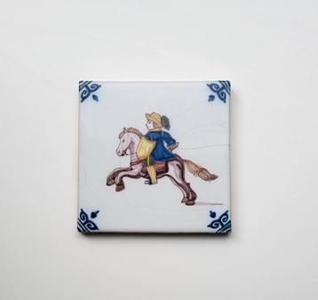 Oude tegel in kleur Tichelaar Makkum - ruiter op paard beschikbaar voor biedingen