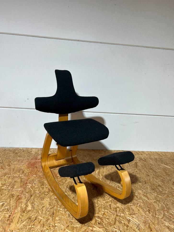 Stokke varier thatsit kniestoel kleur zwart, Huis en Inrichting, Bureaustoelen, Zo goed als nieuw, Zwart, Ophalen of Verzenden