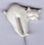 Kat / poes met hoge rug wit plastic speldje ( H_058 ), Verzamelen, Speldjes, Pins en Buttons, Verzenden, Nieuw, Dier of Natuur