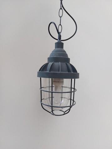 Industriële hanglamp beschikbaar voor biedingen