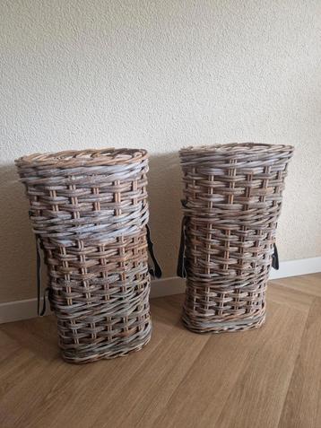 2 mooie grote rieten (planten)bakken beschikbaar voor biedingen