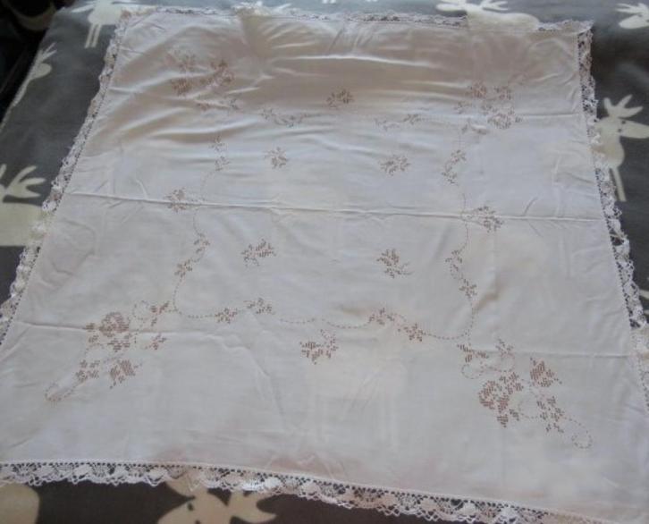 Handgemaakt kleedje met bruine borduursels en kantkloswerk, Antiek en Kunst, Curiosa en Brocante, Ophalen of Verzenden