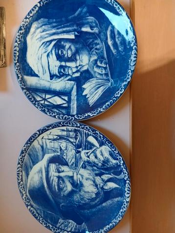 2 Borden met blauwe afbeeldingen beschikbaar voor biedingen