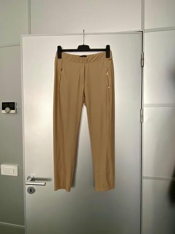 J408 Dayz maat M=38/40 travelstof broek 7/8e beige beschikbaar voor biedingen