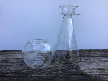 2  geëtste glas kandelaars beschikbaar voor biedingen