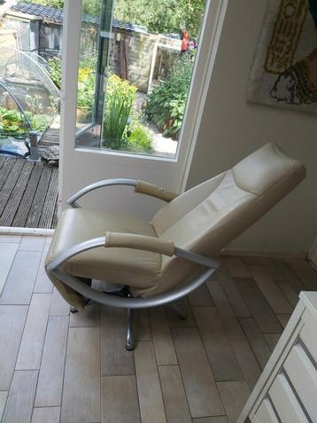 Mooie (kunst) leren relax fautteuil / stoel in creme kleur . beschikbaar voor biedingen