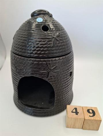 Geurbrander nr. 49 in de vorm van een bijenkorf met bijen. beschikbaar voor biedingen