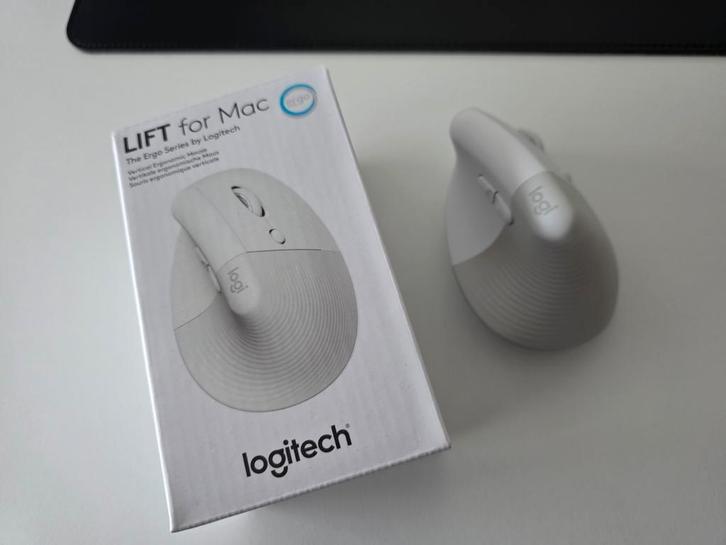 Logitech Lift for Mac - Ergonomische Muis, Computers en Software, Muizen, Nieuw, Muis, Rechtshandig, Draadloos, Ergonomisch, Ophalen of Verzenden