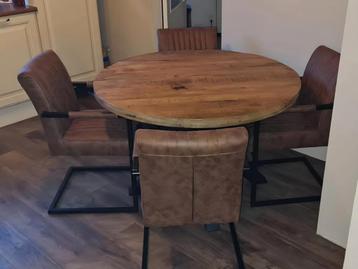 Mangohout eettafel met stoelen leder beschikbaar voor biedingen