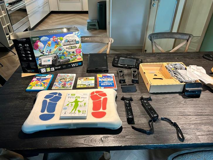 Nintendo Wii U met 6 spellen en balansbord, Spelcomputers en Games, Spelcomputers | Nintendo Wii U, Gebruikt, Met 2 controllers