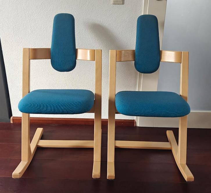 Set van twee Stokke Varier Pendulum stoelen., Huis en Inrichting, Stoelen, Zo goed als nieuw, Twee, Hout, Stof, Blauw, Ophalen