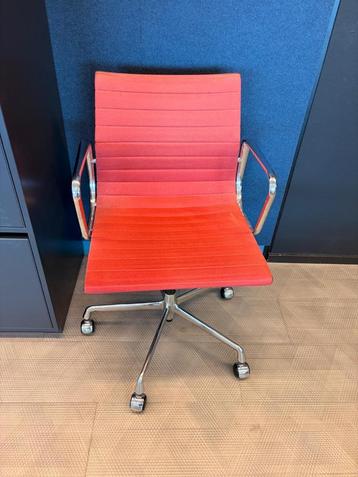 Stoel Charles Eames Vitra Rood beschikbaar voor biedingen