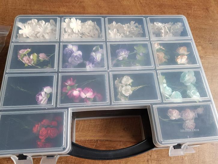 Koffer vol paperflowers voor creaprojecten, Hobby en Vrije tijd, Knutselen, Zo goed als nieuw, Materiaal, Ophalen of Verzenden