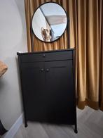 Zwart metalen kast met spiegel., Huis en Inrichting, Kasten | Overige, Ophalen, Zo goed als nieuw