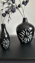 2 zwarte vazen met witte beschildering.30 en 25 cm, Ophalen of Verzenden, Zwart, Minder dan 50 cm