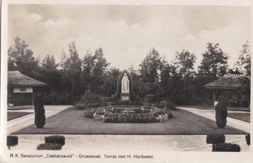 groesbeek rk sanatorium  terras met beeld''dekkerswald''1937, Verzamelen, Ansichtkaarten | Nederland, 1960 tot 1980, Ophalen of Verzenden