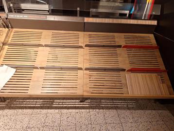 Mooie houten display meubels voor o.a. brood en broodjes  beschikbaar voor biedingen