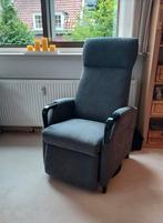 Grijze sta-opstoel met afstandsbediening,zo goed als nieuw!!, Huis en Inrichting, Fauteuils, Ophalen, Zo goed als nieuw