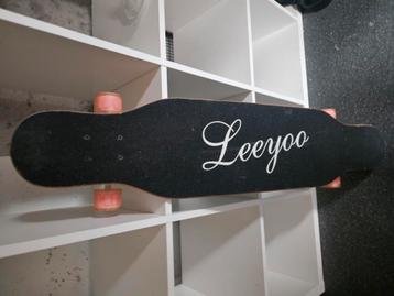 Longboard Leeyoo – met LED wielen & uniek (nooit gebruikt) beschikbaar voor biedingen