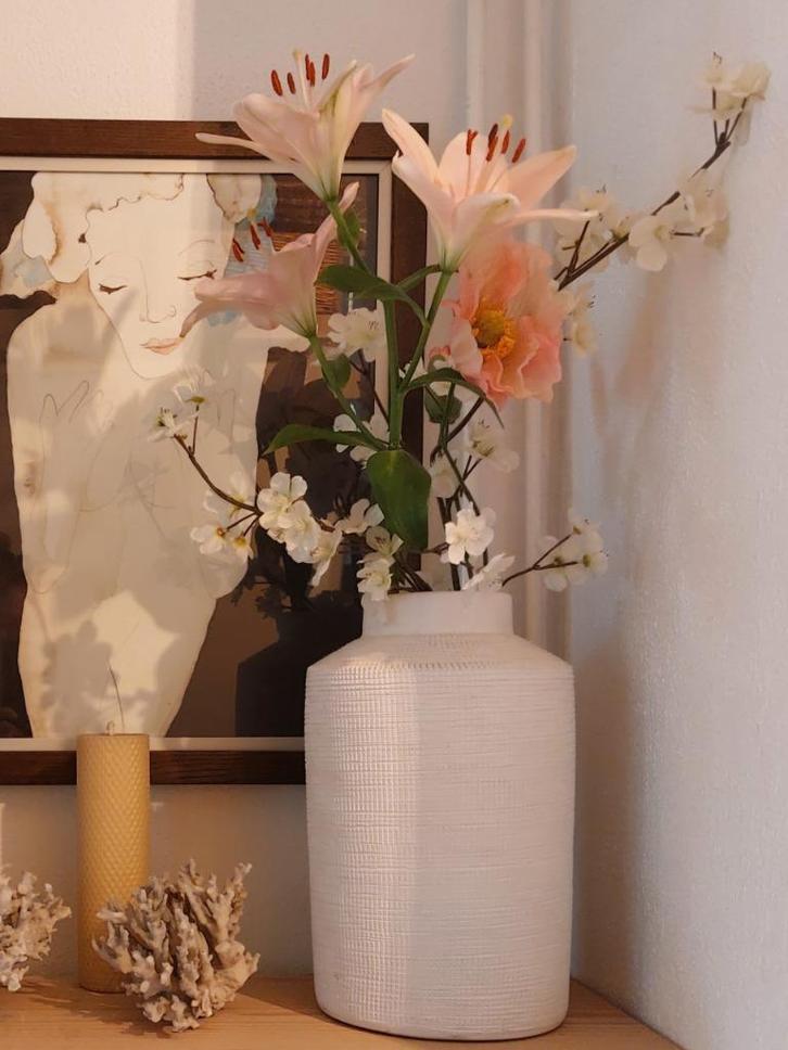 Vaas wit reliëf patroon steengoed 30 cm hoogte, Huis en Inrichting, Woonaccessoires | Vazen, Gebruikt, Wit, Minder dan 50 cm, Steen