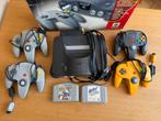 Nintendo 64 incl accessoires en twee spellen (mario kart), Spelcomputers en Games, Ophalen, Gebruikt, Met 3 controllers of meer