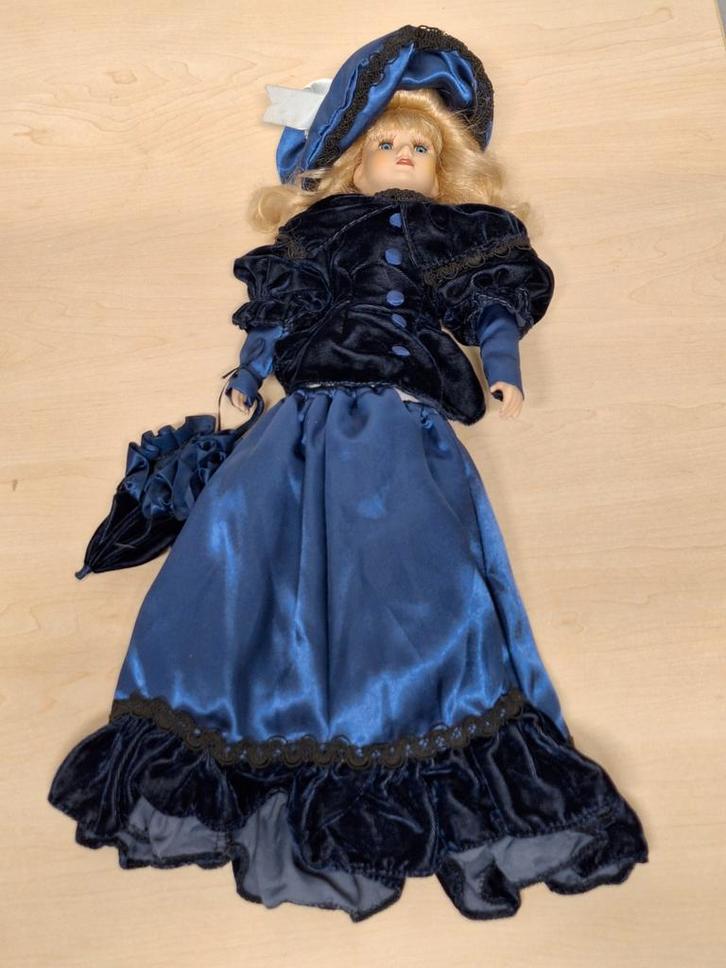 Pop met blauwe jurk, Kinderen en Baby's, Speelgoed | Poppen, Gebruikt, Overige typen, Ophalen of Verzenden