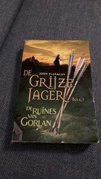 De grijze jager- de ruïnes van Girls, Gelezen, John Flanagan, Ophalen of Verzenden, Fictie