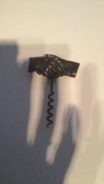 Kurkentrekker met twee bronzen handen in elkaar, Ophalen of Verzenden, Brons