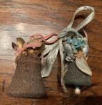 2 ouderwetse kerstklokjes; roze blauwe details; 8 cm; kerst, Diversen, Kerst, Ophalen of Verzenden, Zo goed als nieuw