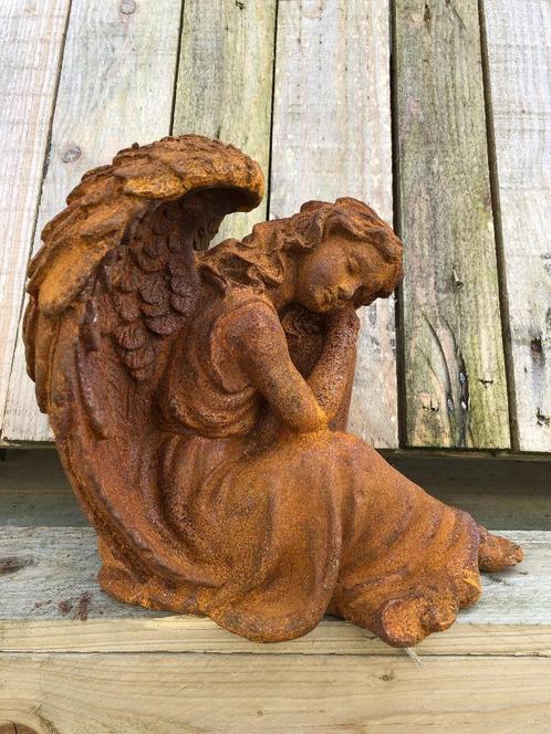Prachtige zittende engel, vol detail, gietijzer-rust, Tuin en Terras, Tuinbeelden, Engelenbeeld, Metaal, Ophalen of Verzenden