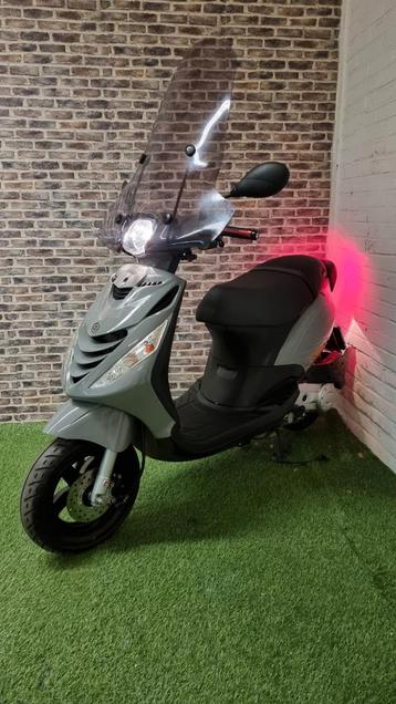 Zeer nette Paiggio Zip iget snorscooter 2021! Laag kmstand beschikbaar voor biedingen