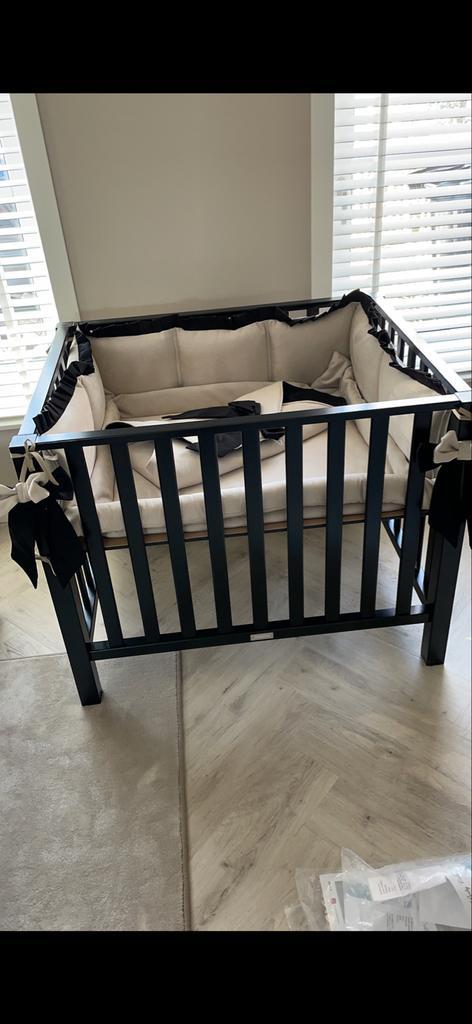 Bopita zwart box met Royal baby bekleding, Kinderen en Baby's, Boxen, Zo goed als nieuw, Rechthoekig, In hoogte verstelbaar, Boxkleed