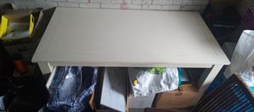 Tafel met 4 stoelen beschikbaar voor biedingen