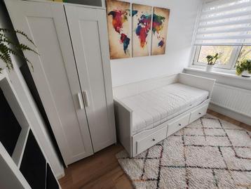 Kledingkast en bed met matras beschikbaar voor biedingen