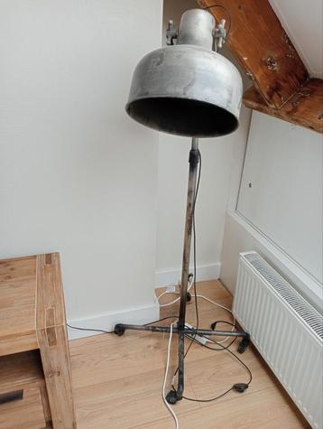 Grote vloerlamp  beschikbaar voor biedingen