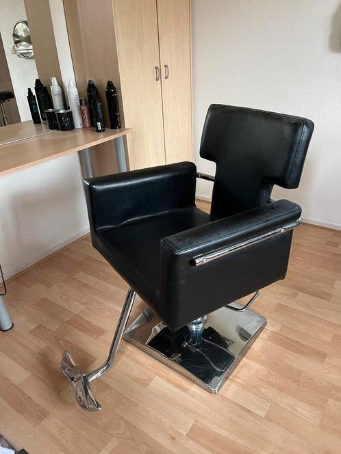 Zwarte kappersstoel met pomp, Huis en Inrichting, Stoelen, Gebruikt, Eén, Ophalen