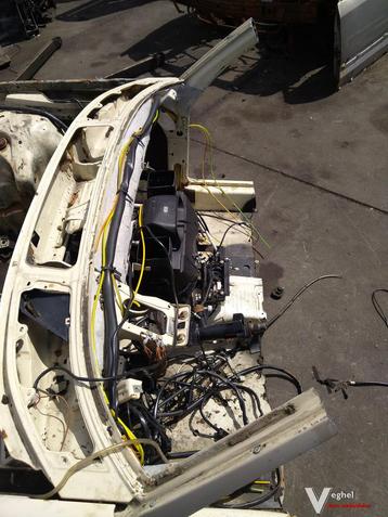 Mercedes w123 voorkant zaag deel  beschikbaar voor biedingen
