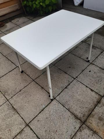 Camping tafel beschikbaar voor biedingen