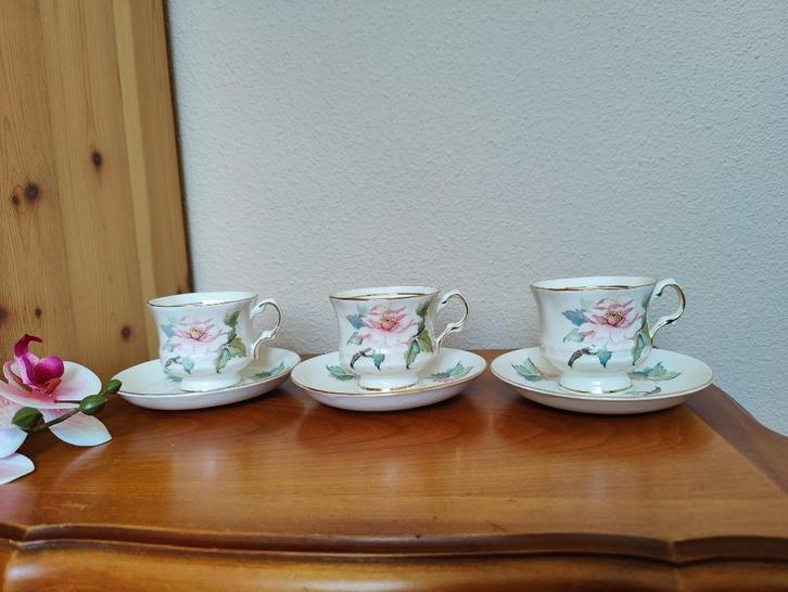 Vintage koffiekopjes van Balmoral Castle Bone China, 3 stuks, Huis en Inrichting, Keuken | Servies, Zo goed als nieuw, Kop(pen) en/of Schotel(s)