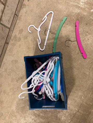 Kinder kledinghangers beschikbaar voor biedingen