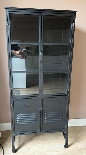 Stalen Vitrinekast met Glas beschikbaar voor biedingen