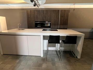 Luxe showroom eiland keuken met Bora inductie plaat . beschikbaar voor biedingen