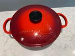 Le Creuset Marmite 22cm Eiffeltoren Kersenrood, Huis en Inrichting, Keuken | Potten en Pannen, Kookpan of Snelkookpan, Gietijzer