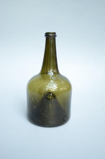 glazen fles 18de eeuw beschikbaar voor biedingen