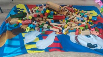 Partij houten bouwblokken  beschikbaar voor biedingen