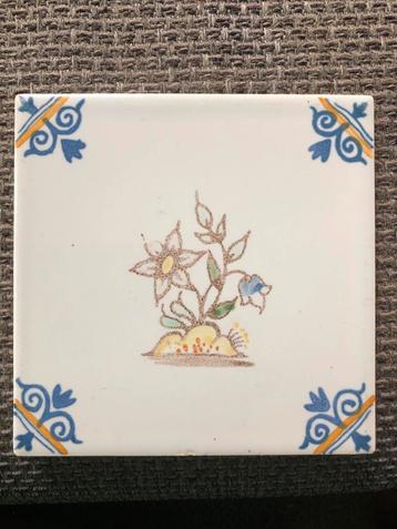 17e eeuwse Delfste tegel met bloem beschikbaar voor biedingen
