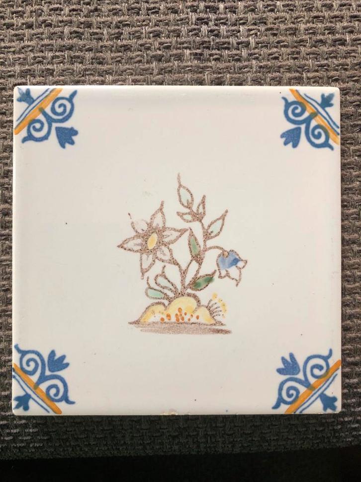 17e eeuwse Delfste tegel met bloem, Antiek en Kunst, Antiek | Wandborden en Tegels, Ophalen of Verzenden